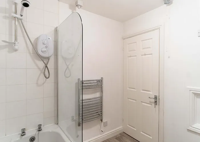 Lovely 2 Bed Harbourside With Sea Views *